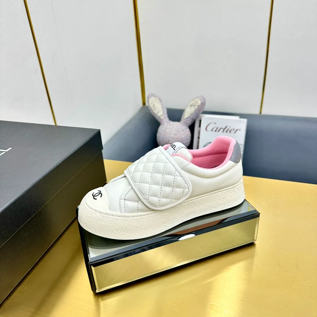 👟👟Ex-factory price 600👟👟 Chanel bread shoes ~ original calfskin panda shoes Chanel 25C latest hot style panda black and white sports shoes casual sneakers Xiaoxiang hot item classic black and white panda color coco girls must pay Fabric: original custom mixed sheepskin lining: original imported breathable mesh lining outsole: Original molded rubber + TPU combination Size: Women's 35-40